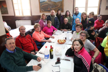 Javierada. Los peregrinos de la Ribera almuerzan en el yugo y atraviesan las Bardenas, camino de Javier