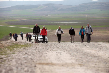 Javierada. Los peregrinos de la Ribera almuerzan en el yugo y atraviesan las Bardenas, camino de Javier
