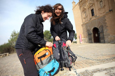 Javierada. Los peregrinos de la Ribera almuerzan en el yugo y atraviesan las Bardenas, camino de Javier