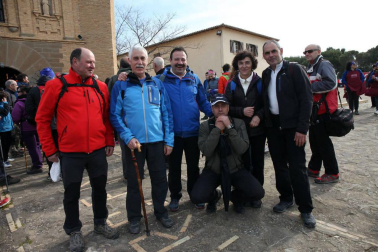 Javierada. Los peregrinos de la Ribera almuerzan en el yugo y atraviesan las Bardenas, camino de Javier