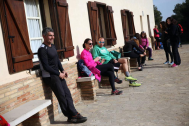 Javierada. Los peregrinos de la Ribera almuerzan en el yugo y atraviesan las Bardenas, camino de Javier