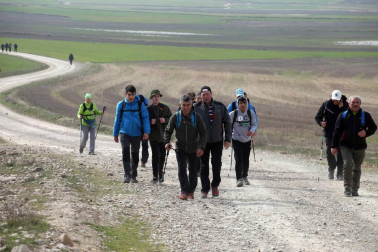 Javierada. Los peregrinos de la Ribera almuerzan en el yugo y atraviesan las Bardenas, camino de Javier