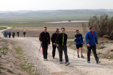 Javierada. Los peregrinos de la Ribera almuerzan en el yugo y atraviesan las Bardenas, camino de Javier