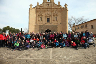 Javierada. Los peregrinos de la Ribera almuerzan en el yugo y atraviesan las Bardenas, camino de Javier