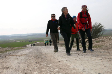 Javierada. Los peregrinos de la Ribera almuerzan en el yugo y atraviesan las Bardenas, camino de Javier
