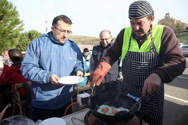 Javierada. Los peregrinos de la Ribera almuerzan en el yugo y atraviesan las Bardenas, camino de Javier