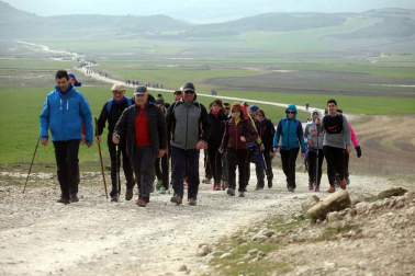 Javierada. Los peregrinos de la Ribera almuerzan en el yugo y atraviesan las Bardenas, camino de Javier