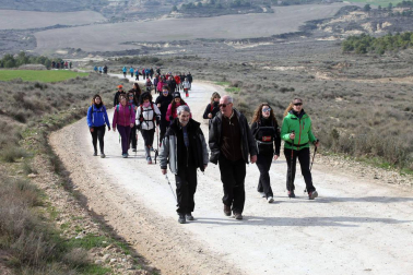 Javierada. Los peregrinos de la Ribera almuerzan en el yugo y atraviesan las Bardenas, camino de Javier