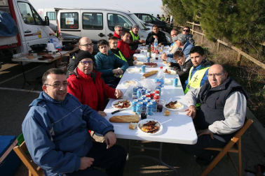 Javierada. Los peregrinos de la Ribera almuerzan en el yugo y atraviesan las Bardenas, camino de Javier