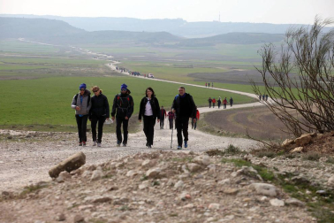 Javierada. Los peregrinos de la Ribera almuerzan en el yugo y atraviesan las Bardenas, camino de Javier