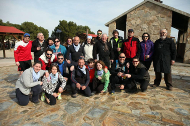 Javierada. Los peregrinos de la Ribera almuerzan en el yugo y atraviesan las Bardenas, camino de Javier