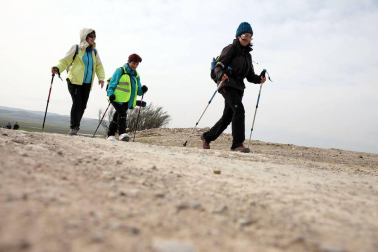 Javierada. Los peregrinos de la Ribera almuerzan en el yugo y atraviesan las Bardenas, camino de Javier