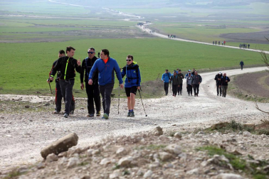 Javierada. Los peregrinos de la Ribera almuerzan en el yugo y atraviesan las Bardenas, camino de Javier