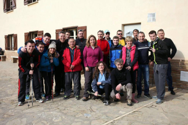 Javierada. Los peregrinos de la Ribera almuerzan en el yugo y atraviesan las Bardenas, camino de Javier