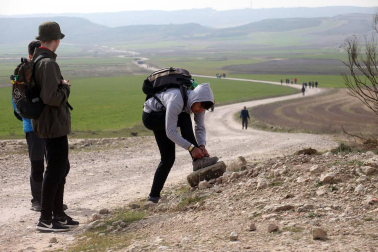 Javierada. Los peregrinos de la Ribera almuerzan en el yugo y atraviesan las Bardenas, camino de Javier