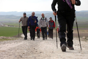 Javierada. Los peregrinos de la Ribera almuerzan en el yugo y atraviesan las Bardenas, camino de Javier