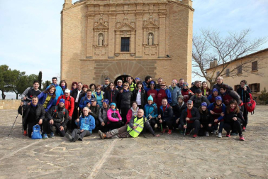Javierada. Los peregrinos de la Ribera almuerzan en el yugo y atraviesan las Bardenas, camino de Javier