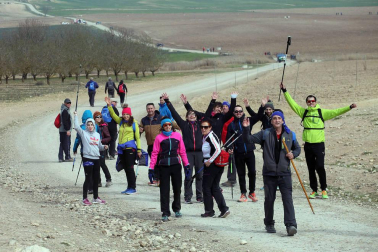 Javierada. Los peregrinos de la Ribera almuerzan en el yugo y atraviesan las Bardenas, camino de Javier