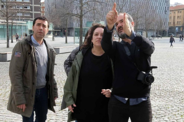 Como preámbulo del Festival Punto de Vista, Mireia Arbizu 'Pitxu' escribió el viernes con una tiza y media en el Baluarte una frase de Oteiza. Tardó alrededor de 15 minutos.