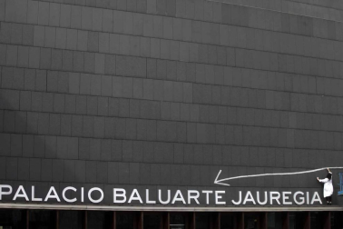 Como preámbulo del Festival Punto de Vista, Mireia Arbizu 'Pitxu' escribió el viernes con una tiza y media en el Baluarte una frase de Oteiza. Tardó alrededor de 15 minutos.