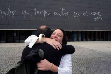 Como preámbulo del Festival Punto de Vista, Mireia Arbizu 'Pitxu' escribió el viernes con una tiza y media en el Baluarte una frase de Oteiza. Tardó alrededor de 15 minutos.