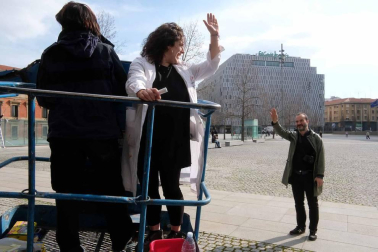 Como preámbulo del Festival Punto de Vista, Mireia Arbizu 'Pitxu' escribió el viernes con una tiza y media en el Baluarte una frase de Oteiza. Tardó alrededor de 15 minutos.