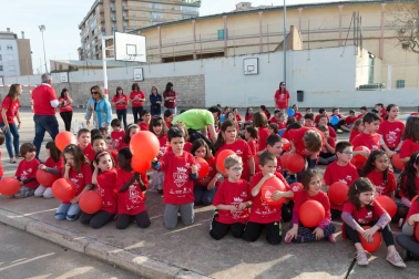 Los jugadores Roberto Torres y Antonio Otegui estuvieron con los alumnos del colegio Griseras y acudieron al centro cívico del barrio de Lourdes.