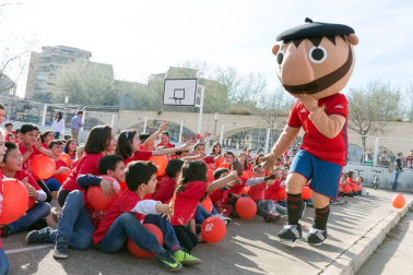 Los jugadores Roberto Torres y Antonio Otegui estuvieron con los alumnos del colegio Griseras y acudieron al centro cívico del barrio de Lourdes.