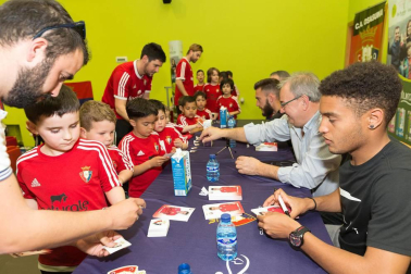 Los jugadores Roberto Torres y Antonio Otegui estuvieron con los alumnos del colegio Griseras y acudieron al centro cívico del barrio de Lourdes.