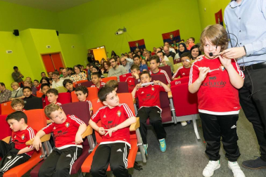 Los jugadores Roberto Torres y Antonio Otegui estuvieron con los alumnos del colegio Griseras y acudieron al centro cívico del barrio de Lourdes.