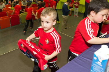 Los jugadores Roberto Torres y Antonio Otegui estuvieron con los alumnos del colegio Griseras y acudieron al centro cívico del barrio de Lourdes.