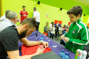 Los jugadores Roberto Torres y Antonio Otegui estuvieron con los alumnos del colegio Griseras y acudieron al centro cívico del barrio de Lourdes.