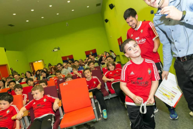 Los jugadores Roberto Torres y Antonio Otegui estuvieron con los alumnos del colegio Griseras y acudieron al centro cívico del barrio de Lourdes.