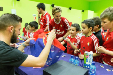 Los jugadores Roberto Torres y Antonio Otegui estuvieron con los alumnos del colegio Griseras y acudieron al centro cívico del barrio de Lourdes.