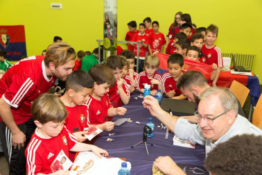 Los jugadores Roberto Torres y Antonio Otegui estuvieron con los alumnos del colegio Griseras y acudieron al centro cívico del barrio de Lourdes.
