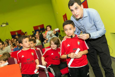 Los jugadores Roberto Torres y Antonio Otegui estuvieron con los alumnos del colegio Griseras y acudieron al centro cívico del barrio de Lourdes.