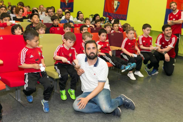 Los jugadores Roberto Torres y Antonio Otegui estuvieron con los alumnos del colegio Griseras y acudieron al centro cívico del barrio de Lourdes.
