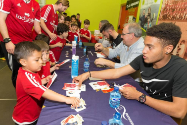 Los jugadores Roberto Torres y Antonio Otegui estuvieron con los alumnos del colegio Griseras y acudieron al centro cívico del barrio de Lourdes.