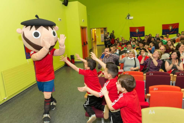 Los jugadores Roberto Torres y Antonio Otegui estuvieron con los alumnos del colegio Griseras y acudieron al centro cívico del barrio de Lourdes.