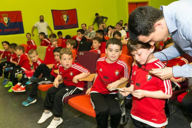 Los jugadores Roberto Torres y Antonio Otegui estuvieron con los alumnos del colegio Griseras y acudieron al centro cívico del barrio de Lourdes.