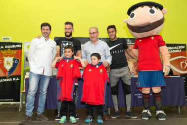 Los jugadores Roberto Torres y Antonio Otegui estuvieron con los alumnos del colegio Griseras y acudieron al centro cívico del barrio de Lourdes.