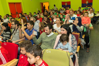 Los jugadores Roberto Torres y Antonio Otegui estuvieron con los alumnos del colegio Griseras y acudieron al centro cívico del barrio de Lourdes.