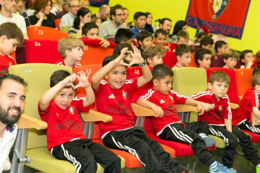 Los jugadores Roberto Torres y Antonio Otegui estuvieron con los alumnos del colegio Griseras y acudieron al centro cívico del barrio de Lourdes.