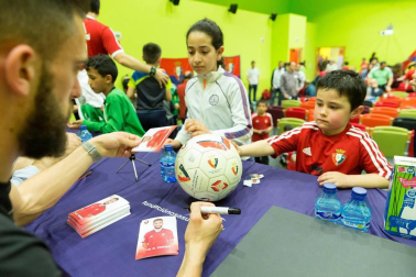 Los jugadores Roberto Torres y Antonio Otegui estuvieron con los alumnos del colegio Griseras y acudieron al centro cívico del barrio de Lourdes.