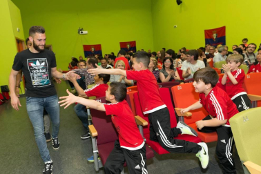 Los jugadores Roberto Torres y Antonio Otegui estuvieron con los alumnos del colegio Griseras y acudieron al centro cívico del barrio de Lourdes.