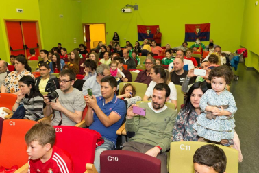 Los jugadores Roberto Torres y Antonio Otegui estuvieron con los alumnos del colegio Griseras y acudieron al centro cívico del barrio de Lourdes.