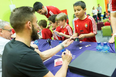 Los jugadores Roberto Torres y Antonio Otegui estuvieron con los alumnos del colegio Griseras y acudieron al centro cívico del barrio de Lourdes.