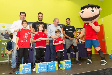Los jugadores Roberto Torres y Antonio Otegui estuvieron con los alumnos del colegio Griseras y acudieron al centro cívico del barrio de Lourdes.
