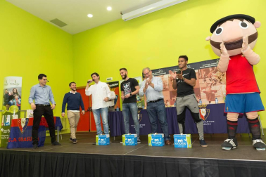 Los jugadores Roberto Torres y Antonio Otegui estuvieron con los alumnos del colegio Griseras y acudieron al centro cívico del barrio de Lourdes.