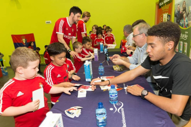 Los jugadores Roberto Torres y Antonio Otegui estuvieron con los alumnos del colegio Griseras y acudieron al centro cívico del barrio de Lourdes.
